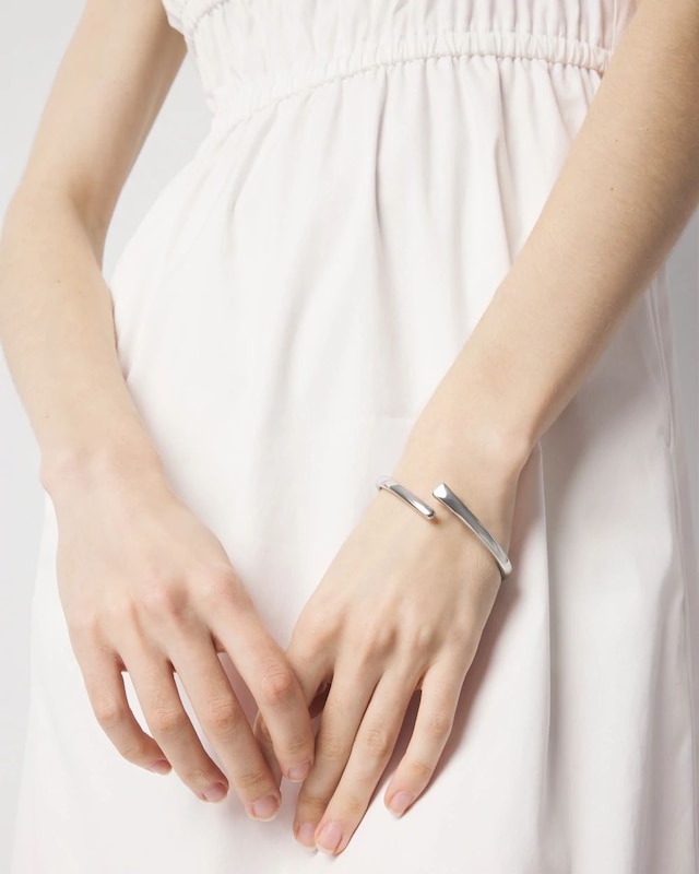 WHBM_BR_20Slvr_20Sculptural_20Cuff_570393584_GRY000930_OF_MAIN.jpeg