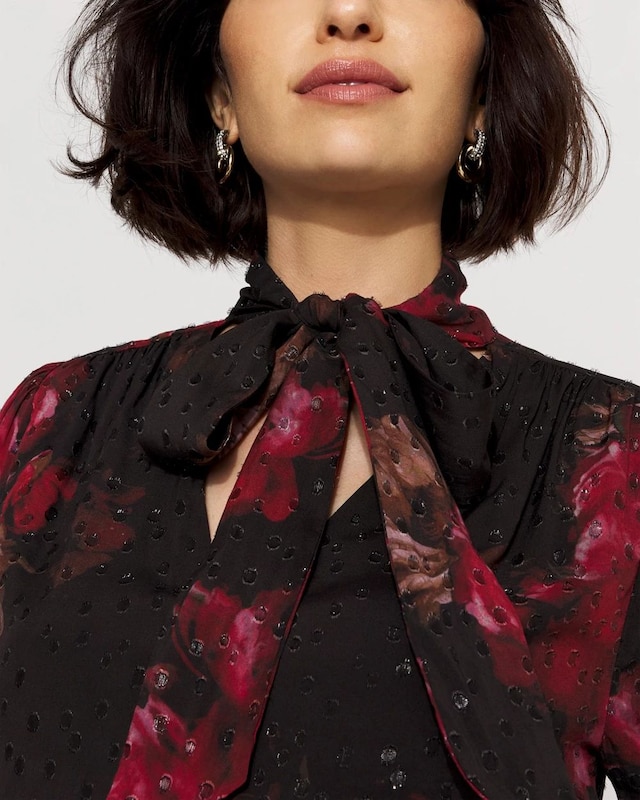 WHBM_LS_20Vnk_20Clip_20Blouse_570397359_BLK006911_OF_ALT_202.jpeg