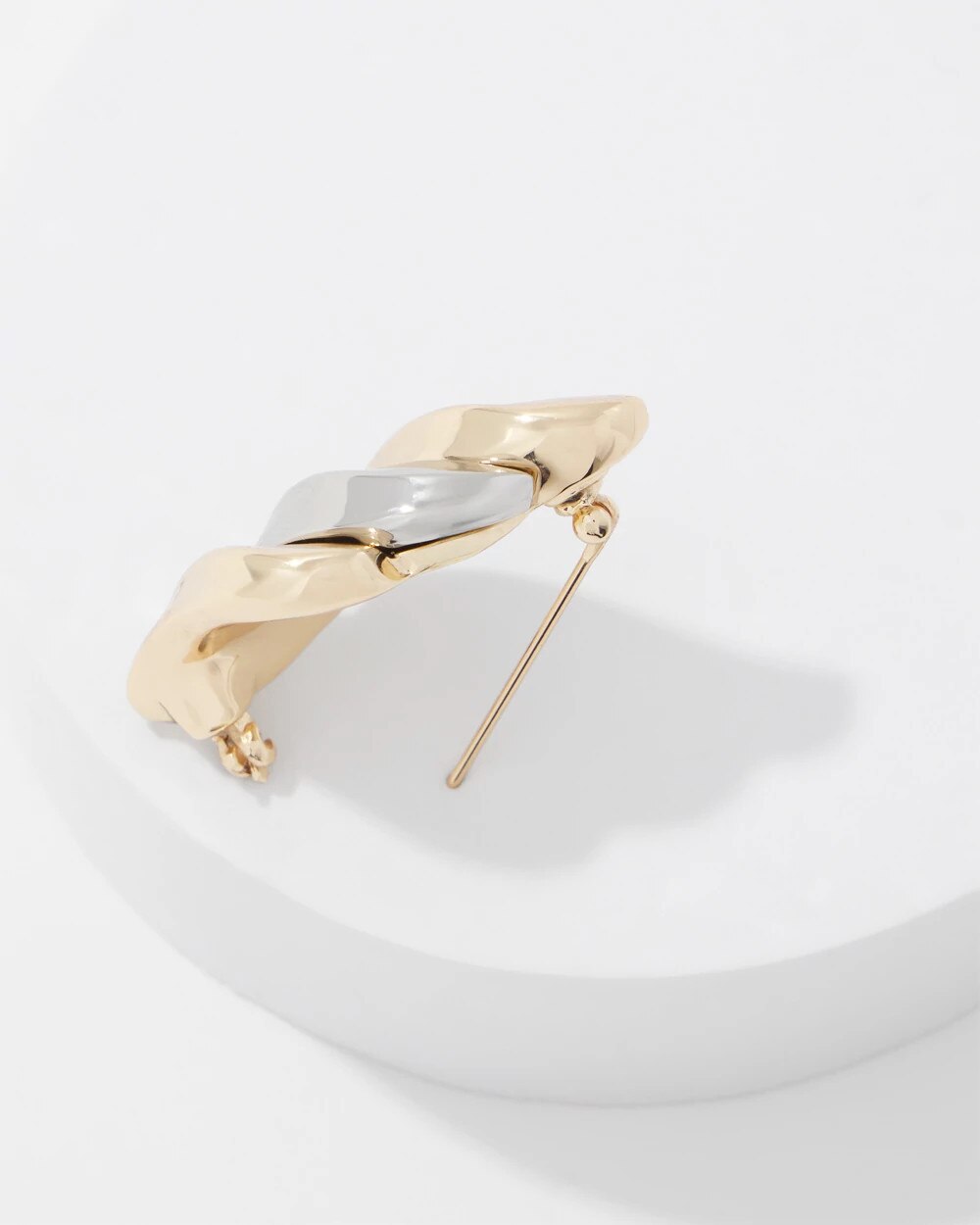 WHBM_MM20Sculptural20Wave20Brooch_570405664_NEU001847_TT_ALT201.jpeg