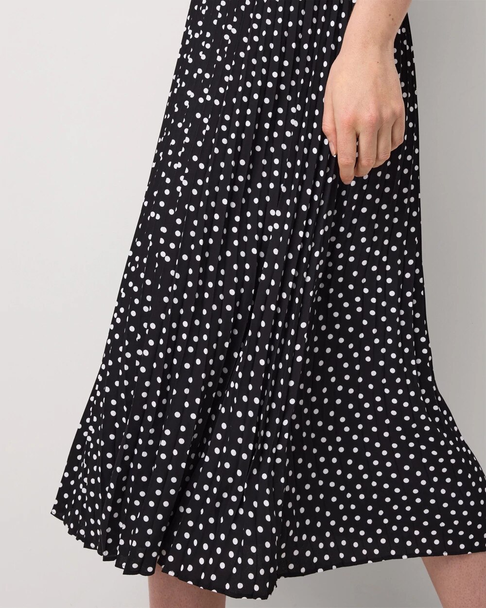 WHBM_Printed20Pleated20Midi_570409481_BLK007533_OF_ALT202.jpeg
