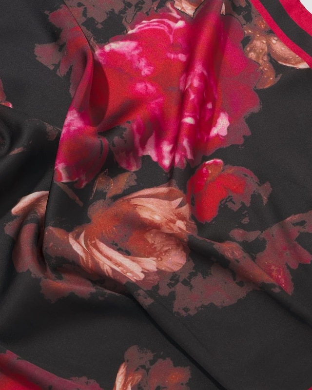 WHBM_Printed_20Square_20Scarf_570396045_BLK006911_TT_ALT_202.jpeg