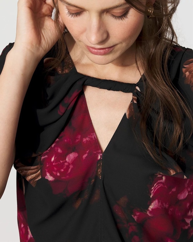 WHBM_SL_20Twist_20Nk_20Keyhole_20Shell_570399201_BLK006911_OF_ALT_202.jpeg