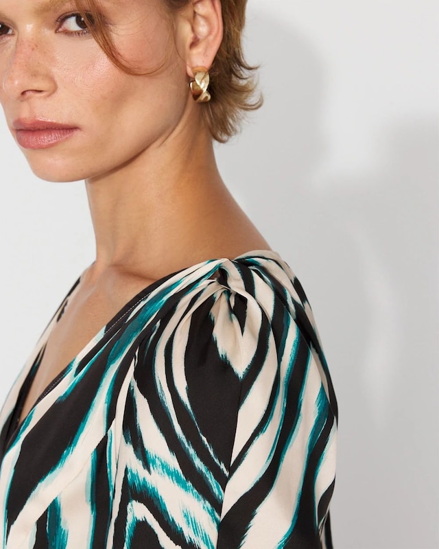 WHBM_SS_20Twist_20Shldr_20Top_570399457_TAN007093_OF_ALT_202.jpeg